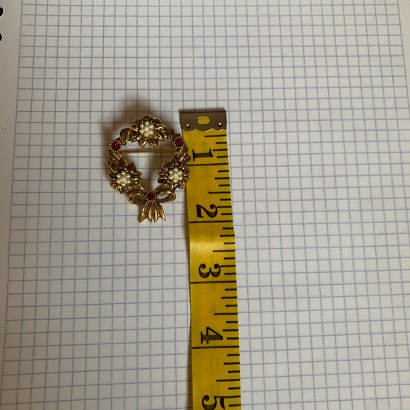 Vintage Avon festive wreath Pin - Picture 3 of 4